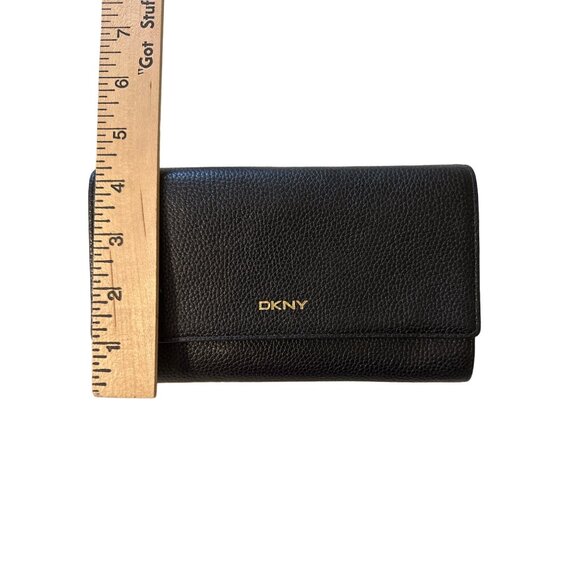💖DKNY black leather wallet with multiple compartments and snap closure - Picture 5 of 7